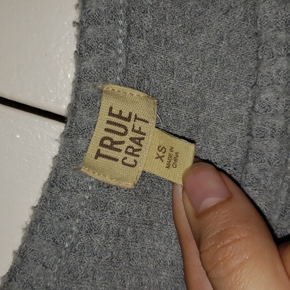 True Craft cold shoulder top - Picture 3 of 6